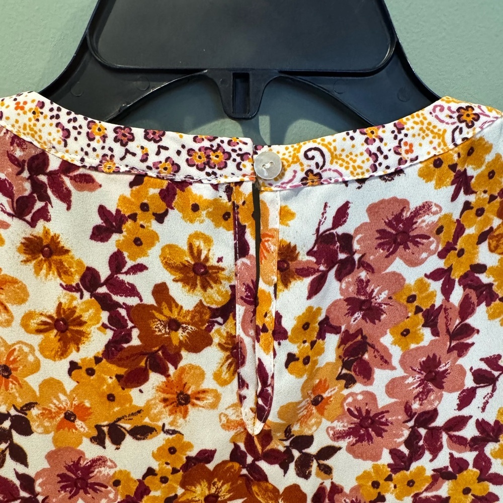 DR2 Floral Blouse with Lace Detail - Picture 12 of 13
